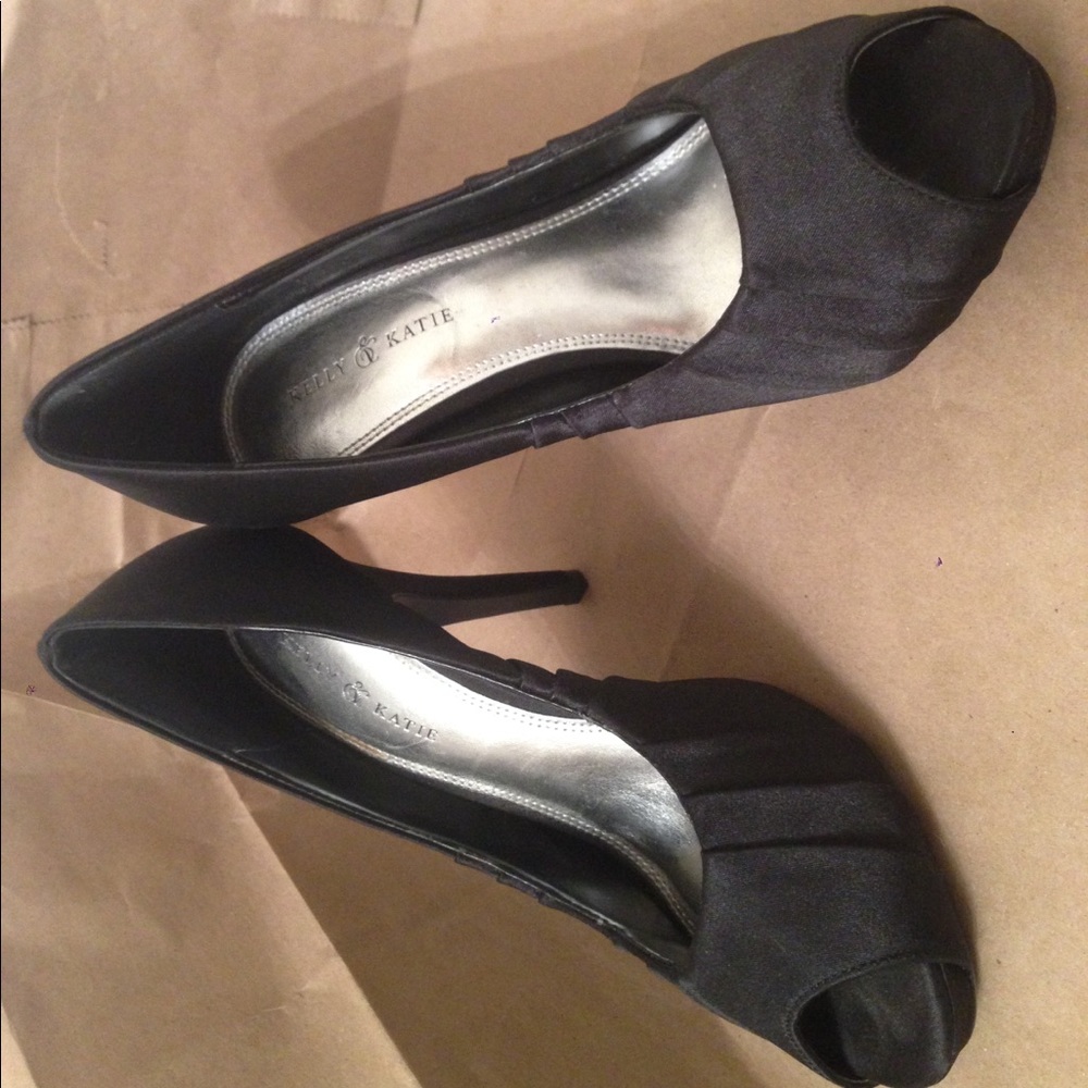 Black Pleated Pumps!